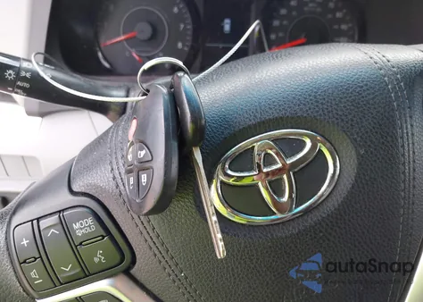 2015 Toyota Sienna Le 8 Passenger z USA, uszkodzony, nr VIN 5TDKK3DC7FS624148